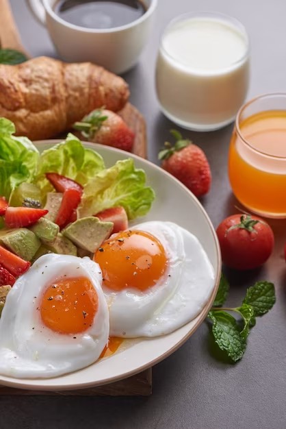 Ketika diet, aktivitas sarapan tidak boleh ditinggalkan. Hal ini dapat mengurangi energi untuk beraktivitas - sumber gambar freepik.com