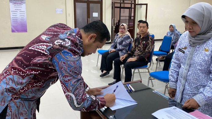 Kepala BKPSDM saat menandatangani komitmen pencanangan zona integrasi di lingkungan kerja BKPSDM Ciamis. Dok: ist